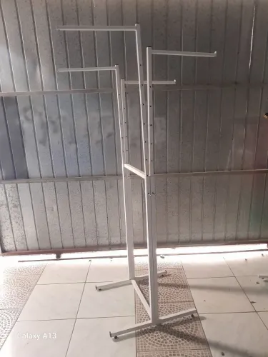 Vende-se arara de chão para roupa