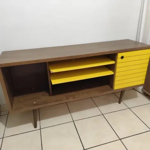 Rack / Buffet Retrô amadeirado com detalhe amarelo