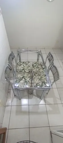 Sala de jantar com 4 cadeiras cromado 