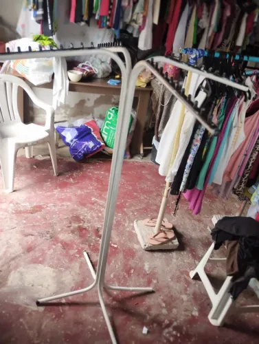 Arara de roupa de chão 