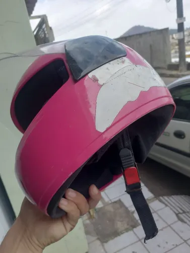 Capacete barato.