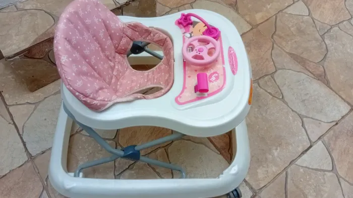 Vendo andador para menina em bom estado