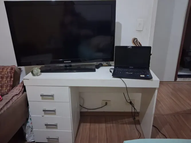 Mesa para computador de madeira