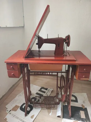 Máquina de costura VIGORELLI antiga relíquia 
