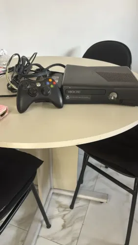 Xbox 360 com controle e acessórios