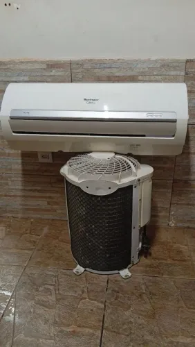 Vende se ar condicionado Midea convencional 12 mil BTUS equipamento vai limpo e com gás