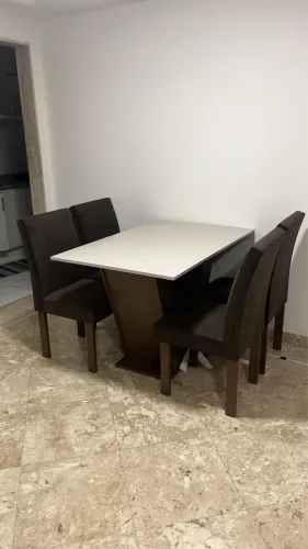 Mesa com 4 cadeiras