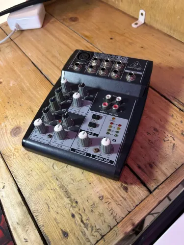 Mixer de áudio ( mesa de som ) Behringer Xenyx502