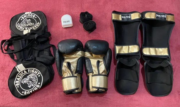 Kit Muay Thai / Kickboxing Pulser Premium Completo (Preto e Dourado) - Impecável
