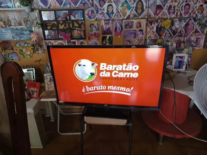 V nada de uma tv STi 40 polegadas pega internet via cabo de rede ótima tv  valor 400.00