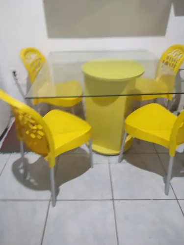 Mesa tampo vidro base 4 cadeiras amarelas