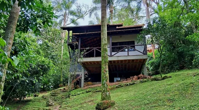 Alugo casa no Canto da Lagoa.