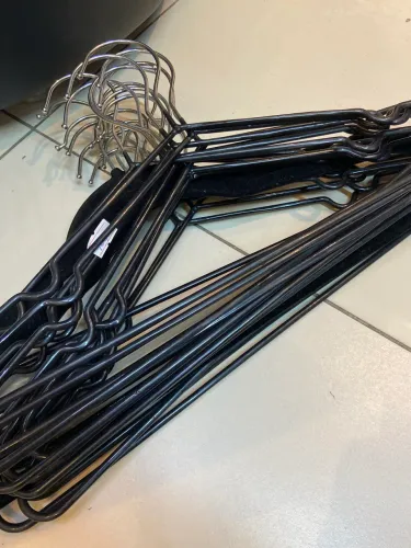 180 Cabides de Metal Pretos para Loja - Resistentes e em Ótimo Estado