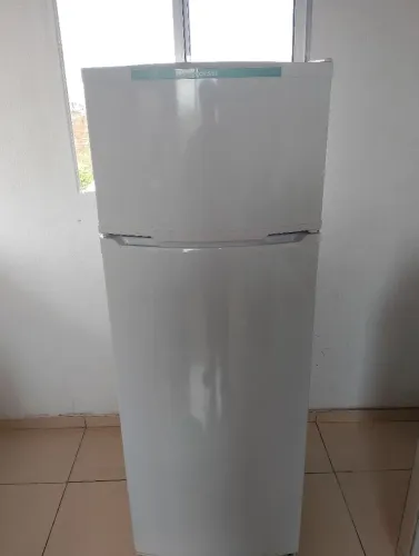 Geladeira semi nova com gelo seco com duas portas