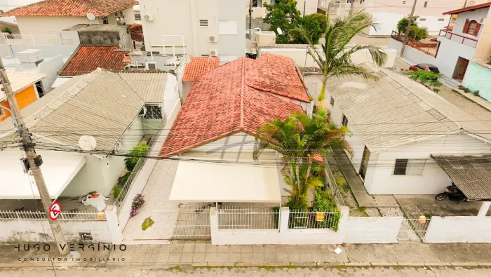Casa com 3 Quartos e 2 banheiros à Venda por R$ 480.000