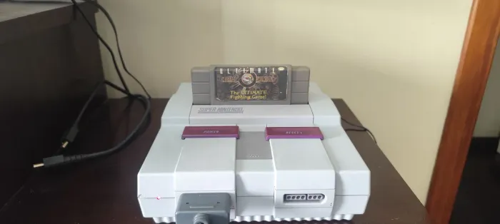 Super Nintendo com controle e jogo - SNES