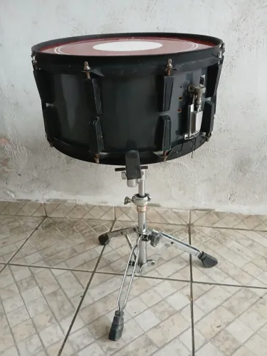 Caixa de bateria com tripé.