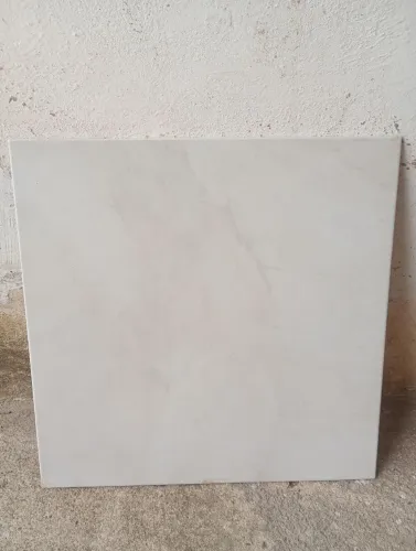 Piso de Cerâmica branco rajado