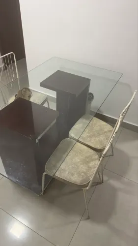 Mesa de vidro com 4 cadeiras