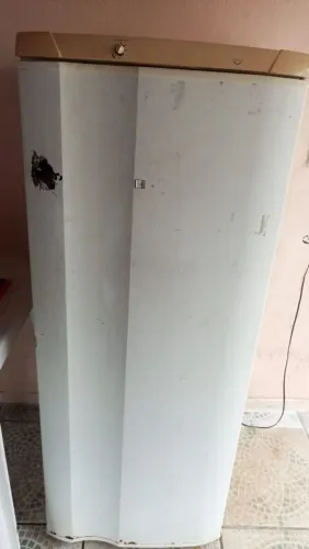 Vendo Geladeira, está tudo funcionando perfeitamente, apenas a pintura não .