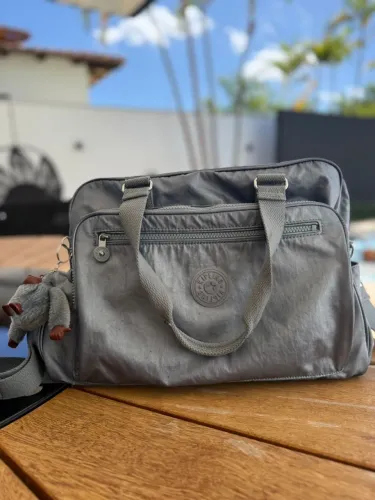 Mala/ bolsa maternidade Kipling azul metalizada
