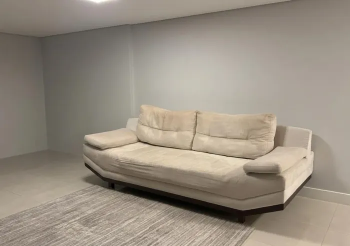Vendo um sofá aéreo bege 3 lugares