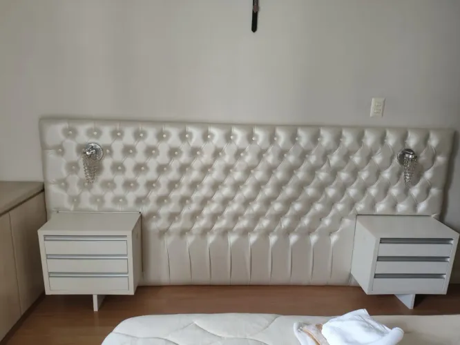 Vendo cabeceira cama casal+criado mudo com luminárias 