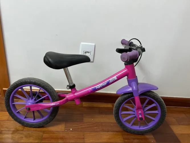 Bicicleta equilíbrio menina