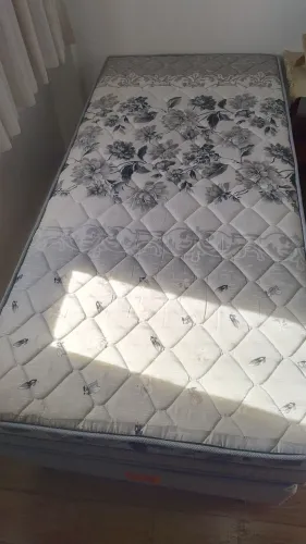 Vendo uma cama de solteiro semi nova valor 