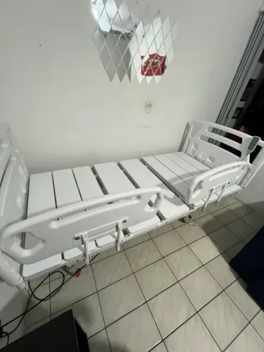 Cama hospitalar motorizada