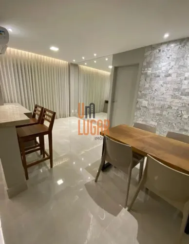 Um Lugar Imóveis aluga apartamento mobiliado com 1 quarto sendo 1 suíte no Edifício Mandar
