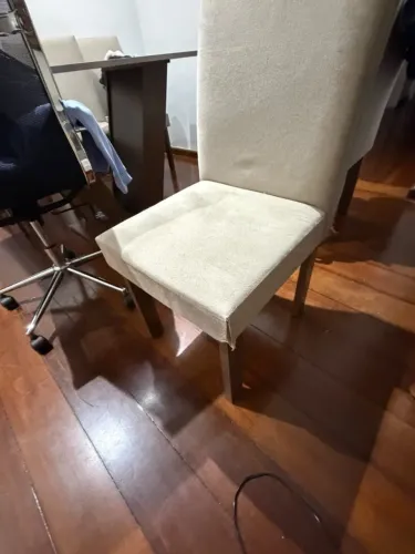Mesa branca com 6 cadeiras