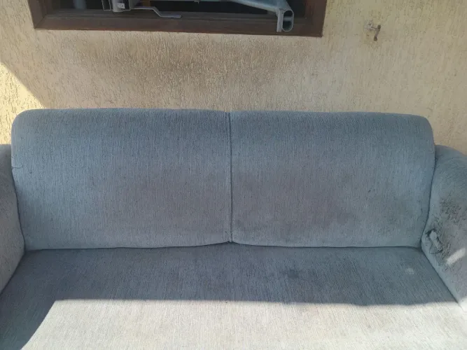 SOFA DE 03 LUGARRS EM TECIDO USADO.