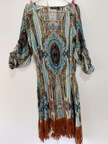Vestido estampado com franjas