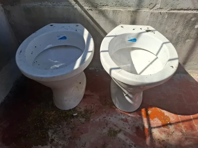 DOAÇÃO- DOIS VASOS SANITÁRIOS E UMA PIA
