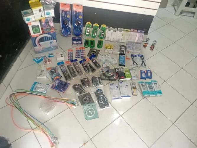 Carregadores,  cabos fones, caixa de músicas etc