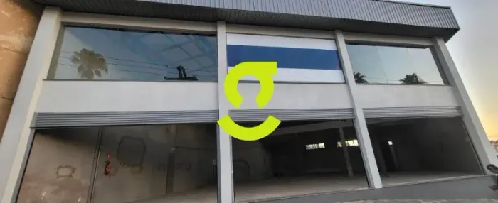 Ótima loja nova, de esquina, 296m privativos, 11 vagas em avenida tradicional e movimenta!
