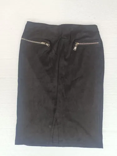 Saia preta veludo com zíper Tam M