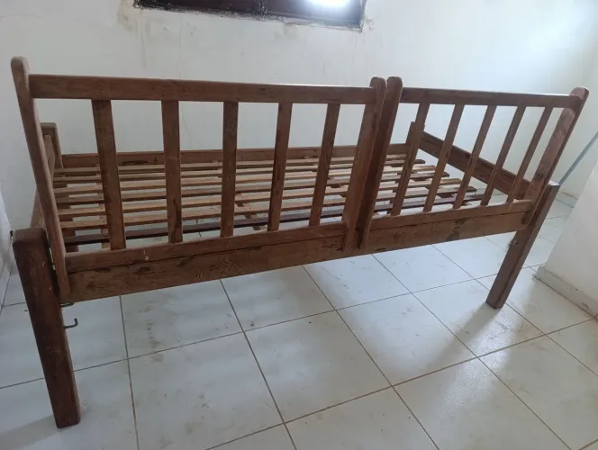 Cama solteiro madeira nobre angelim pedra com grades na altura de 50 cm do chão.
