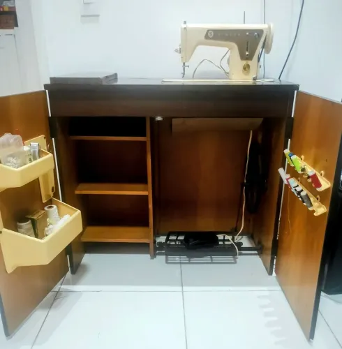 Máquina de costura com gabinete e acessórios