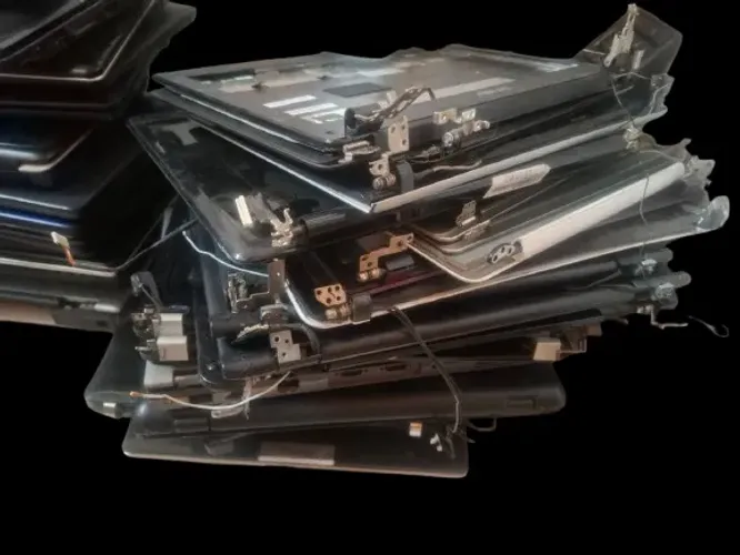  VARIAS CARCAÇAS TAMPAS E TELAS DE NOTEBOOK , NAO FIZ TESTE NAS TELAS VENDO TUDO BARATO. 