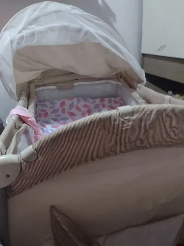 Berço portátil para dar o conforto para a sua criança