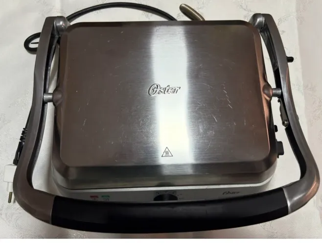 Título: Sanduicheira Grill e Chapa Oster Bioceramic Inox 3 em 1 - Funcionando