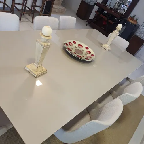 Mesa madeira maciça com vidro e 8 cadeiras em boucle