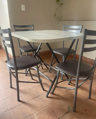 Mesa Mdf Reforçada 90cm X 90cm Com 4 Cadeiras De Ferro 