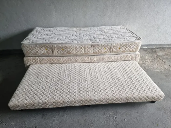 Cama de solteiro com auxiliar na partevde baixo
