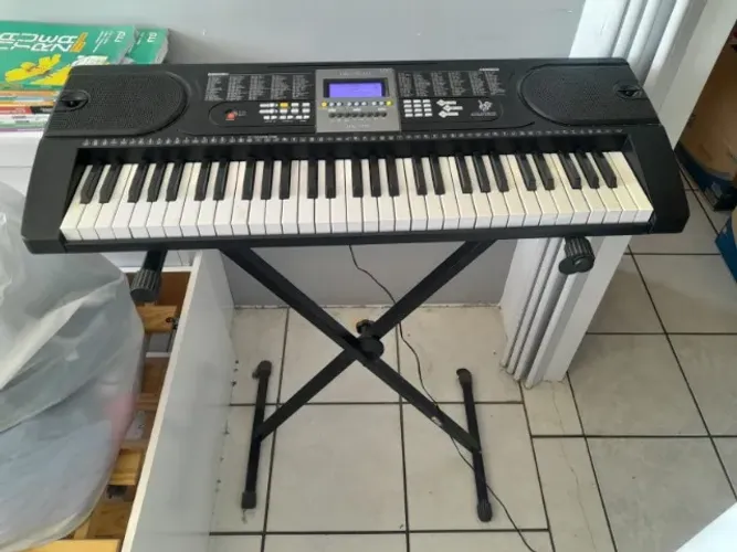 Teclado musical em perfeito estado