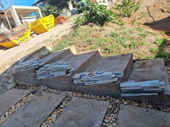 Vendo cerca de 2m2 de pedra pirinopolis 8x diversos. Excelente qualidade