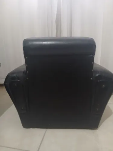 Poltrona pequena, reforçada.