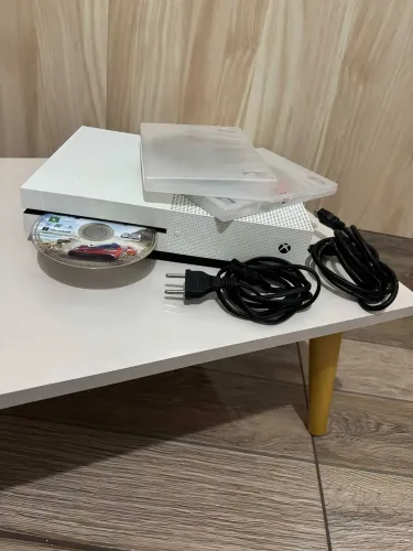 Xbox One s 1t,3 jogos , 1 manete original